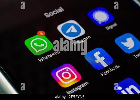 In dieser Abbildung sehen Sie die Whatsapp, Telegram, Signal, Instagram, Facebook, Twitter, Tik Tok, LinkedIn und Slack App und Logos auf einem Smartphone. Stockfoto