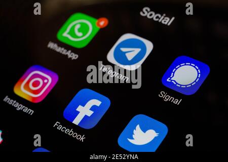 In dieser Fototafel werden die App-Icons Whatsapp, Telegram, Signal, Instagram, Facebook und Twitter auf einem Smartphone angezeigt. Stockfoto