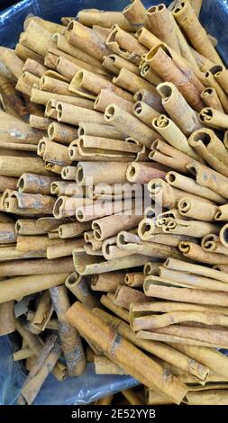 Haufen Zimtstangen auf orientalischen Lebensmittelmarkt Stockfoto
