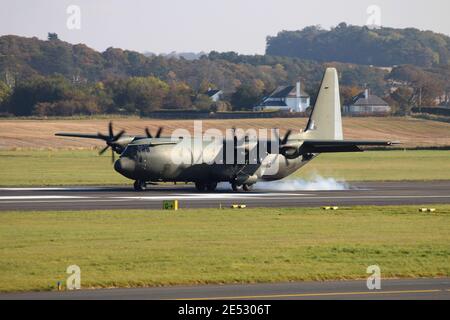 ZH873, eine Lockheed Martin Hercules C4, die von der Royal Air Force betrieben wird, am Prestwick Airport in Ayrshire, Schottland. Stockfoto