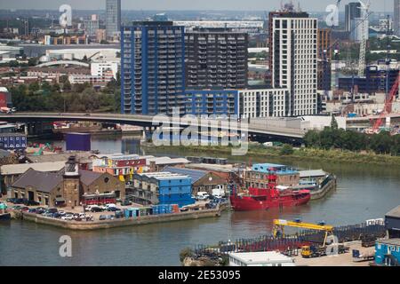 Eine Luftaufnahme von Trinity Buoy Wharf, der Lower Lea Crossing und Wohngebäuden am Bow Creek des Flusses Lea und der Themse in London, Großbritannien. Stockfoto