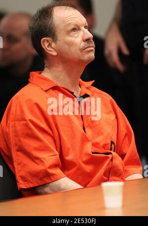 Kent, Washington, USA. Februar 2011. An seinem 62. Geburtstag sitzt Gary RIDGWAY, der Serienmörder von Green River, umgeben von zahlreichen Polizei- und Korrekturbeamten, bevor er sich für den schweren Mord im Todesfall REBECCA MARRERO in einem Gerichtsverfahren im Maleng Regional Justice Center in Kent, Washington, 18. Februar 2011, schuldig macht. Ridgway wurde im Rahmen seines Plädoyers 2003 zu einer weiteren lebenslänglichen Haftstrafe verurteilt. Ridgway wurde 2003 von den Morden an 48 anderen Frauen verurteilt. Rebecca ''Becky'' Marrero wurde zuletzt am 3. Dezember 1982 gesehen und ist das 49. Bestätigte Opfer von t Stockfoto