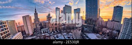 Schöne Panorama-Drohne Blick auf All Saints Church - römisch-katholische Kirche am Grzybowski-Platz, Warschau City Wolkenkratzer, PKiN, und VA Stockfoto