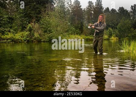 Dieser junge Mann genießt einen ruhigen Nachmittag des Fischens auf dem Kijik Fluss im Südwesten Alaskas. Stockfoto