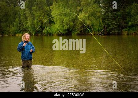 Dieser junge Mann genießt einen ruhigen Nachmittag von Fliegenfischen auf dem Kijik Fluss im Südwesten Alaskas. Stockfoto