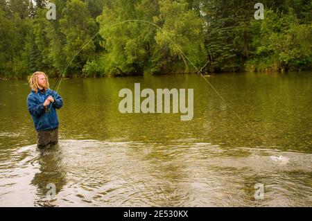 Dieser junge Mann genießt einen ruhigen Nachmittag von Fliegenfischen auf dem Kijik Fluss im Südwesten Alaskas. Stockfoto