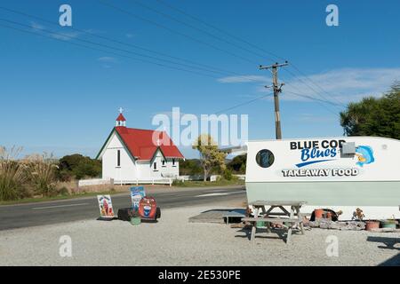 Catlins Neuseeland - Februar 24 2015; Alte traditionelle St. Mary's Anglican Church in Waikawa mit rotem Dach und weißem Äußeren.auf Southern Scenic Rout Stockfoto