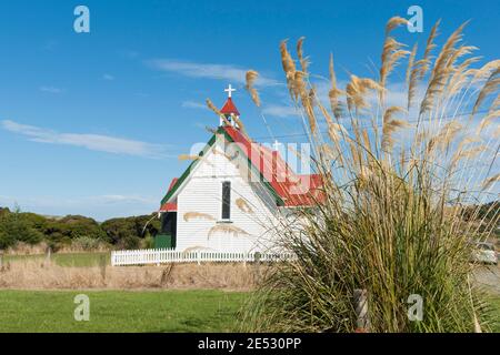 Altes traditionelles Design St Mary's Anglican Church in Waikawa mit Rotes Dach und weißes Äußeres.auf der Southern Scenic Route durch Catlins In Southland New Stockfoto