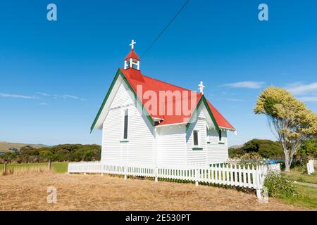 Altes traditionelles Design St Mary's Anglican Church in Waikawa mit Rotes Dach und weißes Äußeres.auf der Southern Scenic Route durch Catlins In Southland New Stockfoto