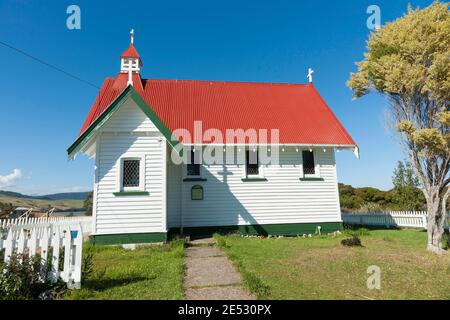 Altes traditionelles Design St Mary's Anglican Church in Waikawa mit Rotes Dach und weißes Äußeres.auf der Southern Scenic Route durch Catlins In Southland New Stockfoto