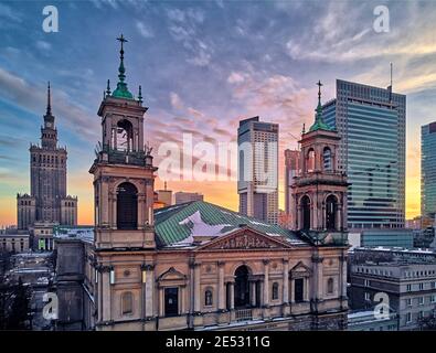 Schöne Panorama-Drohne Blick auf All Saints Church - römisch-katholische Kirche am Grzybowski-Platz, Warschau City Wolkenkratzer, PKiN, und VA Stockfoto