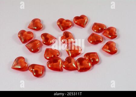 Rote Valentinstag Herzen auf hellrosa weißen Hintergrund verstreut Stockfoto