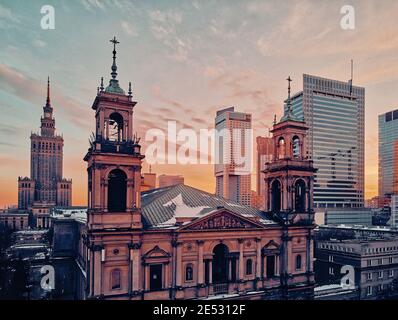 Schöne Panorama-Drohne Blick auf All Saints Church - römisch-katholische Kirche am Grzybowski-Platz, Warschau City Wolkenkratzer, PKiN, und VA Stockfoto