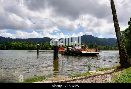 Überfahrt mit der Fähre am Daintree River in North Queenland Australien Stockfoto