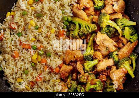 Huhn, Reis und Brokkoli aus der Nähe. Asiatische Küche. Stockfoto