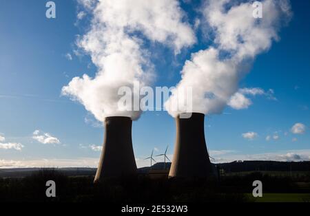 Emmerthal, Deutschland. Januar 2021. Dampf steigt aus den Kühltürmen des Kernkraftwerks Grohnde (AKW) im Stadtteil Hameln-Pyrmont. Kredit: Julian Stratenschulte/dpa/Alamy Live Nachrichten Stockfoto