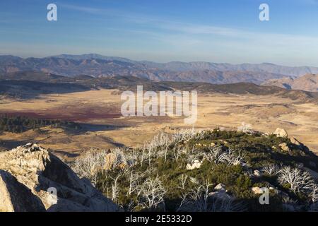 Rancho Cuyamaca State Park Landschaft mit Luftaussicht auf Prairie Ebenen und entfernten Bergkette der Anza Borrego Wüste in Südkalifornien Stockfoto