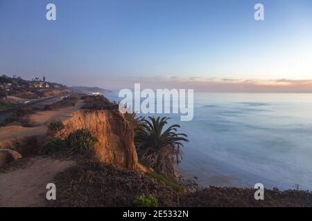 Südkalifornien Küste und Luftaussicht von oben auf den Pazifik Ocean Sunset Sky bei Del Mar Bluffs nördlich von San Diego Stockfoto