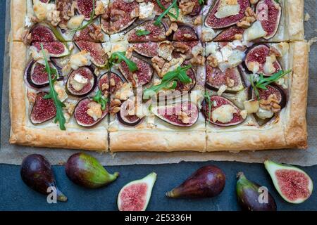 Hausgemachte Feigenwalnuss und Ziegenkäse-Tarte Stockfoto