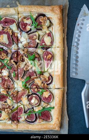 Hausgemachte Feigenwalnuss und Ziegenkäse-Tarte Stockfoto