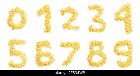 Arabische Ziffern von trockener Farfalle-Pasta auf weißem, isoliertem Hintergrund. Speisemuster aus Makkaroni. Helles Alphabet für Geschäfte. Stockfoto
