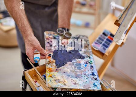 Nahaufnahme von verschiedenen Materialien und Werkzeugen für Malerei, Zeichnung, Kunst, Handwerk Konzept Stockfoto