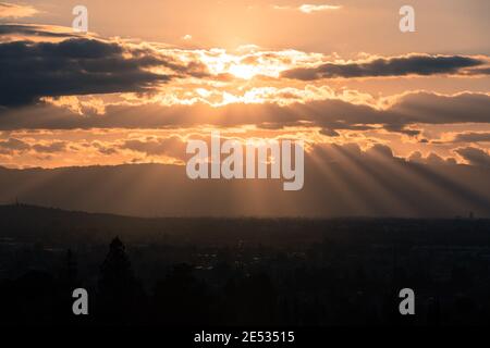 Sonnenstrahlen über San Jose in Stormy Skies Stockfoto