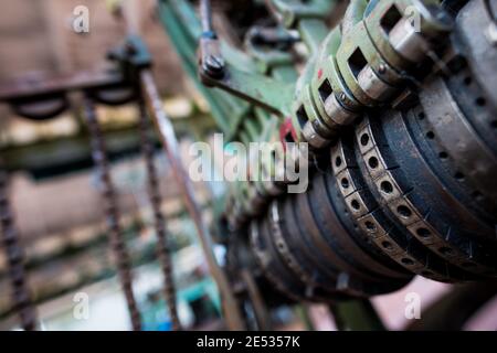 Nahaufnahme von schmierigen Industriemaschinen in einem verlassenen Italiener Textilfabrik Stockfoto