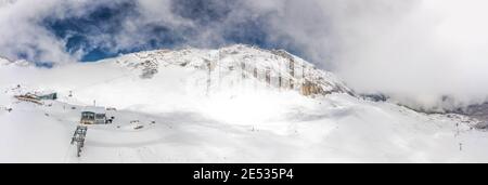 Panorama-Luftaufnahme der Seilbahnstation Sonnalpin unterhalb der Zugspitze Spitze von Deutschland Stockfoto