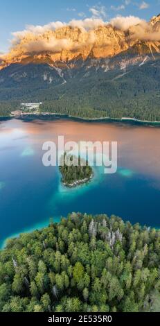 Luftdrohnenaufnahme von Alpenglow mit Nebel auf Zugspitze by Eibsee in Deutschland Stockfoto