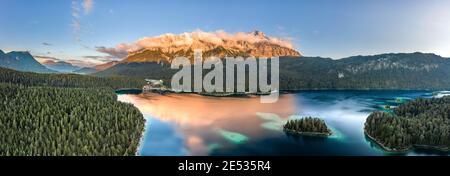 Panorama-Luftaufnahme der Alpenglow Zugspitze mit Nebel vom Eibsee see in Deutschland Sonnenuntergang Stockfoto