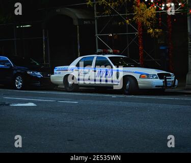 New York City, November 2019 - NYPD Polizeiauto auf einem Bürgersteig in Manhattan. Stockfoto