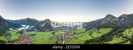 Panoramablick auf das Dorf Bad Oberdorf an der Grenze zu Deutschland Österreich Bei Sonnenuntergang Stockfoto