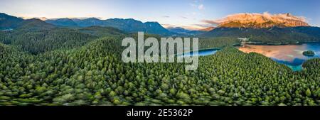 360 Panorama-Luftaufnahme von Alpenglow auf Zugspitze mit Nebel Von Eibseelake in Deutschland Stockfoto