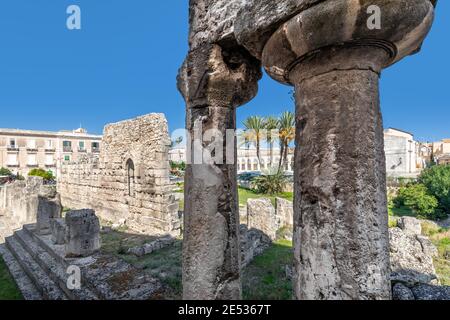 Nahaufnahme von zwei antiken Säulen im griechischen Tempel Von Apollo in Syrakus an einem sonnigen Sommertag Stockfoto