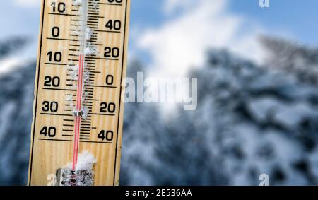 Winterzeit. Thermometer auf Schnee zeigt niedrige Temperaturen in celsius. Stockfoto