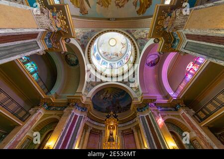 Symmetrische Weitwinkelansicht der Apsis eines bunten barocke sizilianische Kathedrale Stockfoto