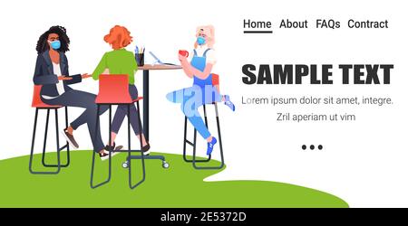 Mischen Rennen Geschäftsleute in Masken diskutieren während Kaffeepause Teamarbeit Konzept Business Frauen sitzen am Arbeitsplatz horizontale volle Länge Kopie Vektordarstellung für den Raum Stock Vektor