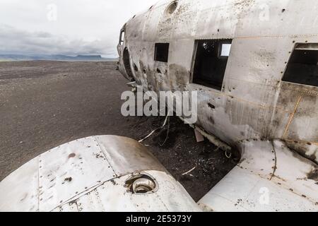 Nahaufnahme eines alten und verlassenen Flugzeugs in einem Desertische Ebene in Island Stockfoto
