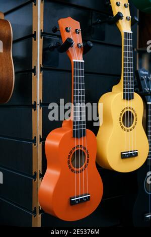 Zaporozhye, Ukraine März 14 2020 :Ukulele Gitarre mit vier Saiten für Verkauf im Markt. Stockfoto