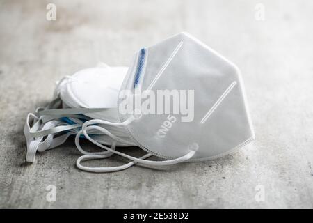 KN95 Gesichtsmaske. FFP2-Maske als Covid-19-Schutz. Coronavirus Maske auf Tisch. Stockfoto