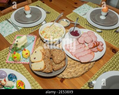 Ostersonntag wird mit einem Osterfrühstück gefeiert. Zum Osterfrühstück gehören die am Ostersamstag gesegneten Speisen sowie andere traditionelle Speisen aus dem Osten Stockfoto