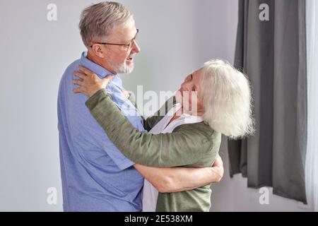 Ältere Paare haben Spaß zu Hause tanzen, romantische reife grauhaarige Mann und Frau fühlen sich energisch aktiv genießen Familie Ruhestand Wochenende, verbringen Urlaub Stockfoto