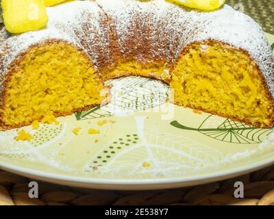 Babka ist ein schwammiges Hefegebäck, das traditionell am Ostersonntag in Polen, Weißrussland, der Ukraine und Westrussland gebacken wird Stockfoto