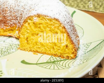 Babka ist ein schwammiges Hefegebäck, das traditionell am Ostersonntag in Polen, Weißrussland, der Ukraine und Westrussland gebacken wird Stockfoto