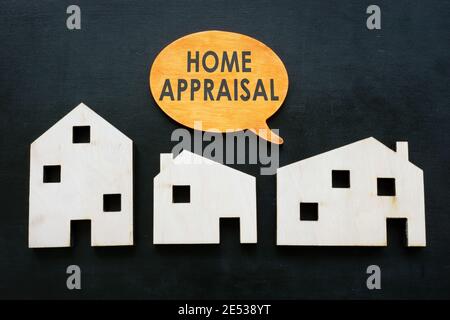 Modelle von Häusern und Zitat Haus Bewertung. Wertkonzept der Immobilie. Stockfoto