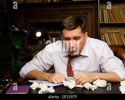 Kranker männlicher Mitarbeiter mit laufender Nase oder Erkältung am Arbeitsplatz. Stockfoto