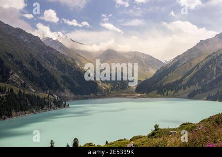 Spektakuläre Landschaft auf Big Almaty See, Tien-Shan Berge in Almaty Region von Kasachstan. Stockfoto