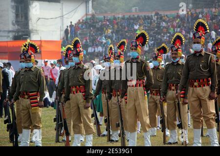 Nagaon, Assam, Indien - 26 Jan 2021: Parade contigents auf Parade Ground während der Beobachtung des Republic Day in Nagaon, Assam, Indien am Dienstag beobachtet. Kredit: DIGANTA TALUKDAR/Alamy Live Nachrichten Stockfoto