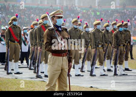 Nagaon, Assam, Indien - 26. Jan 2021: Parade-Kontigentinnen, angeführt vom Paradekommandanten während der Feier des 72. Tages der indischen Republik in Nagaon, Assam, Indien. Kredit: DIGANTA TALUKDAR/Alamy Live Nachrichten Stockfoto